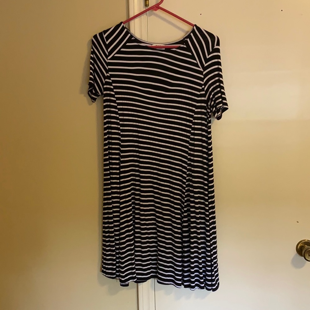 Black and white piko flowy dress